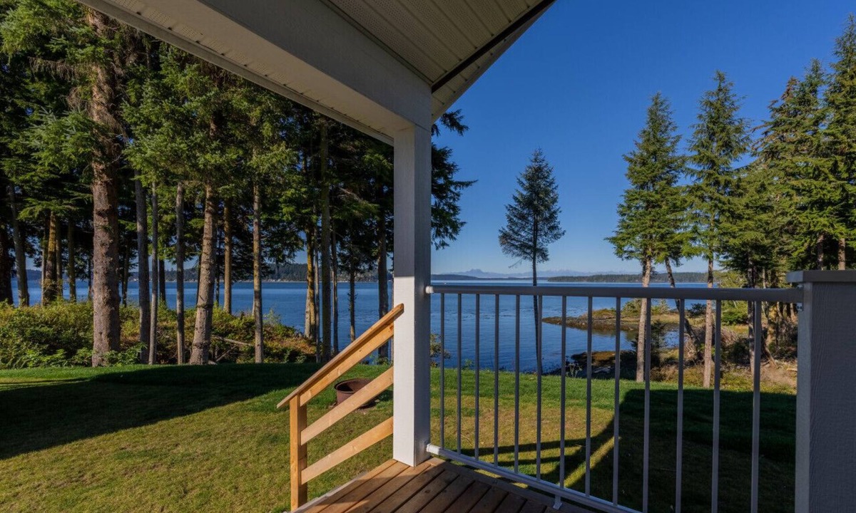 Regional District of Mount Waddington Cottage | 09 - Kingfisher Cottage By The Sea at Alder Bay