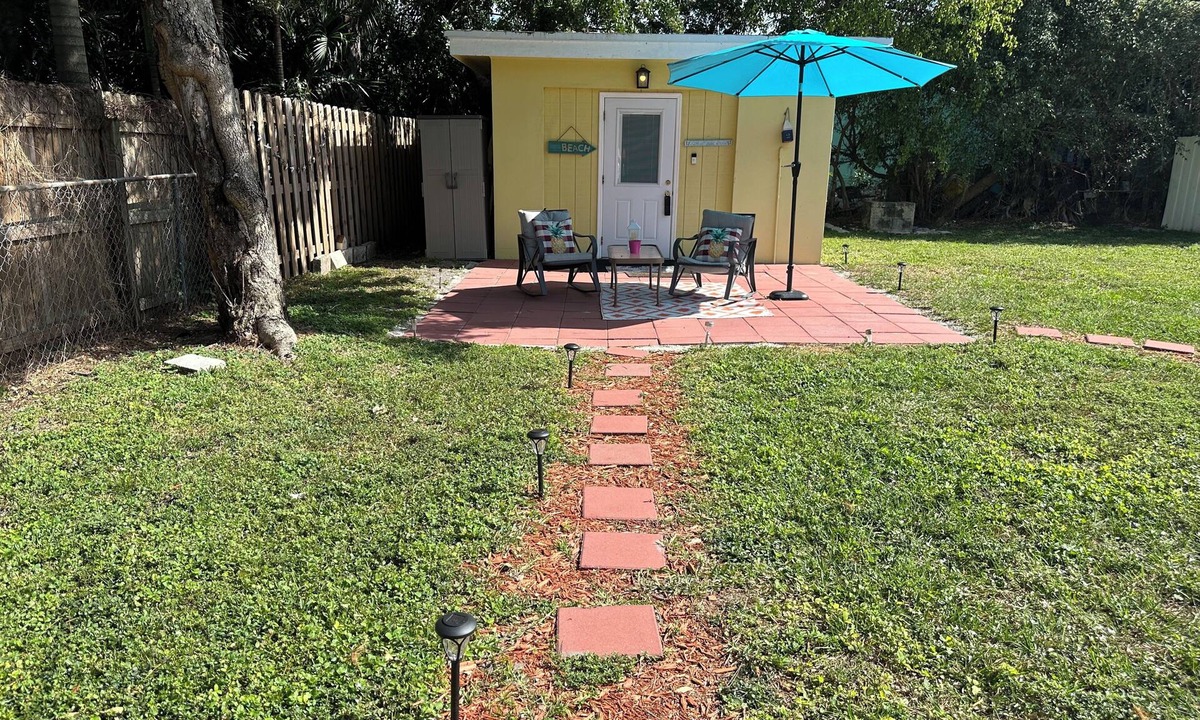Lake Worth Corridor House | 1 Bedroom Studio Cottage Patio Grill Firepit Parking