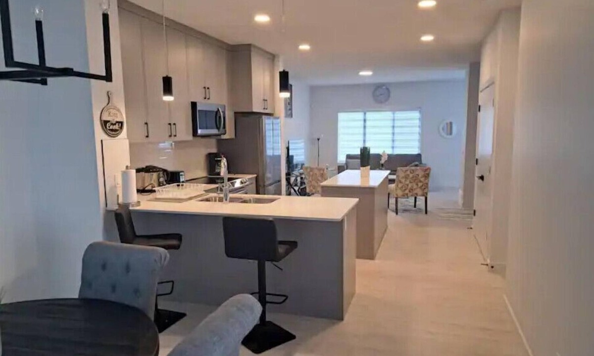 Northeast Edmonton House | 1 King & 1 Queen 2 BRMS 2.5 BATHS & Garage Parking