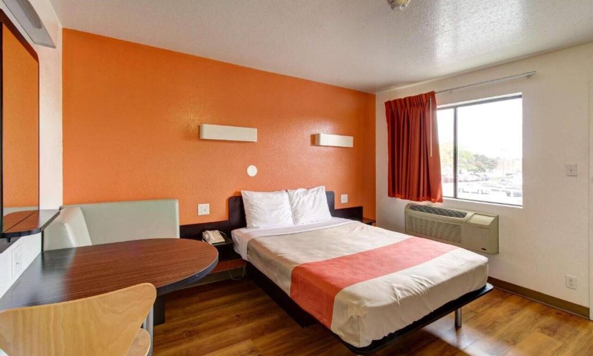 Amherst Apartment | 1 Queen Bed|Smk,Micfridge