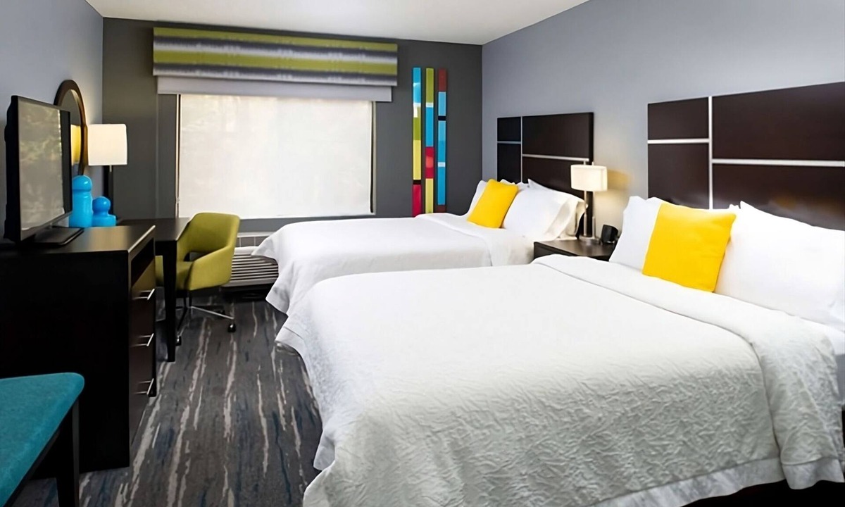 Glenwood Springs Hotel | 1 Unit | Near Downtown, Indoor Pool, Fitness, Parking and Free Breakfast