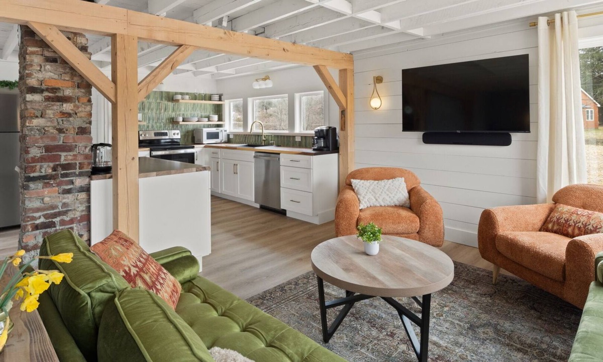 Moscow House | 100% Restored Large Farmhouse in the Hub of Stowe with Soaking Tub
