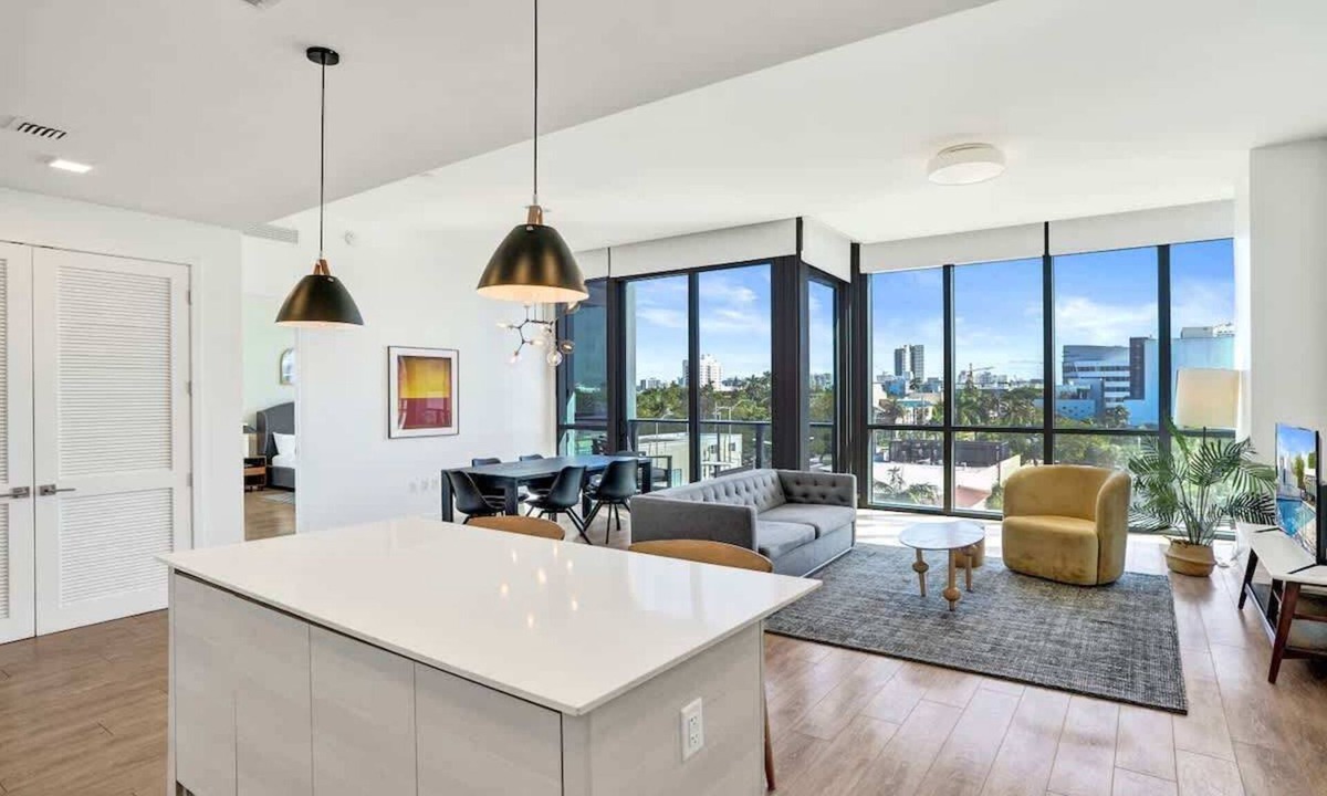 West Avenue Hotel | 17WEST Spacious 2BR Apartment with Balcony 411