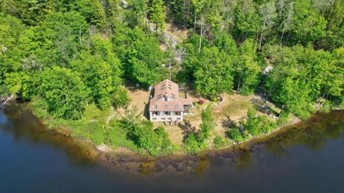 Bucksport House | 180 Lakefront ViewsKayaksFire PitSwimmingAC