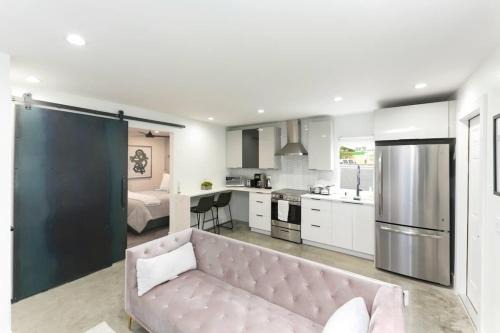 West Palm Beach Apartment | 1BD 1BA-Black&White ArtBNB Cottage-Antique Row WPB