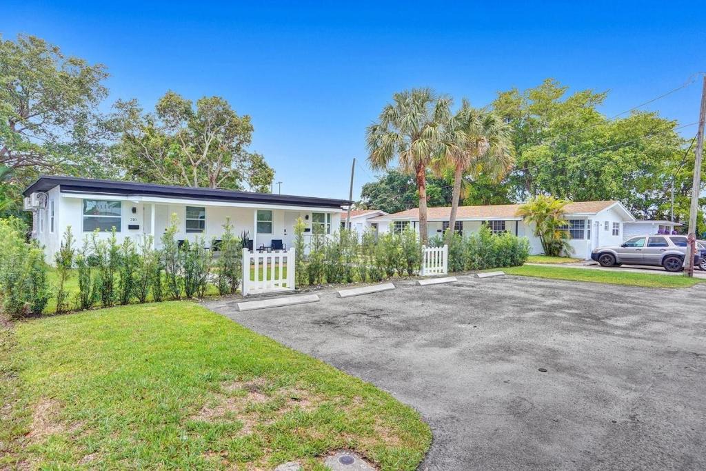 Hallandale Beach House | 1BR Charming duplex in Hallandale Beach w Living room parking #2