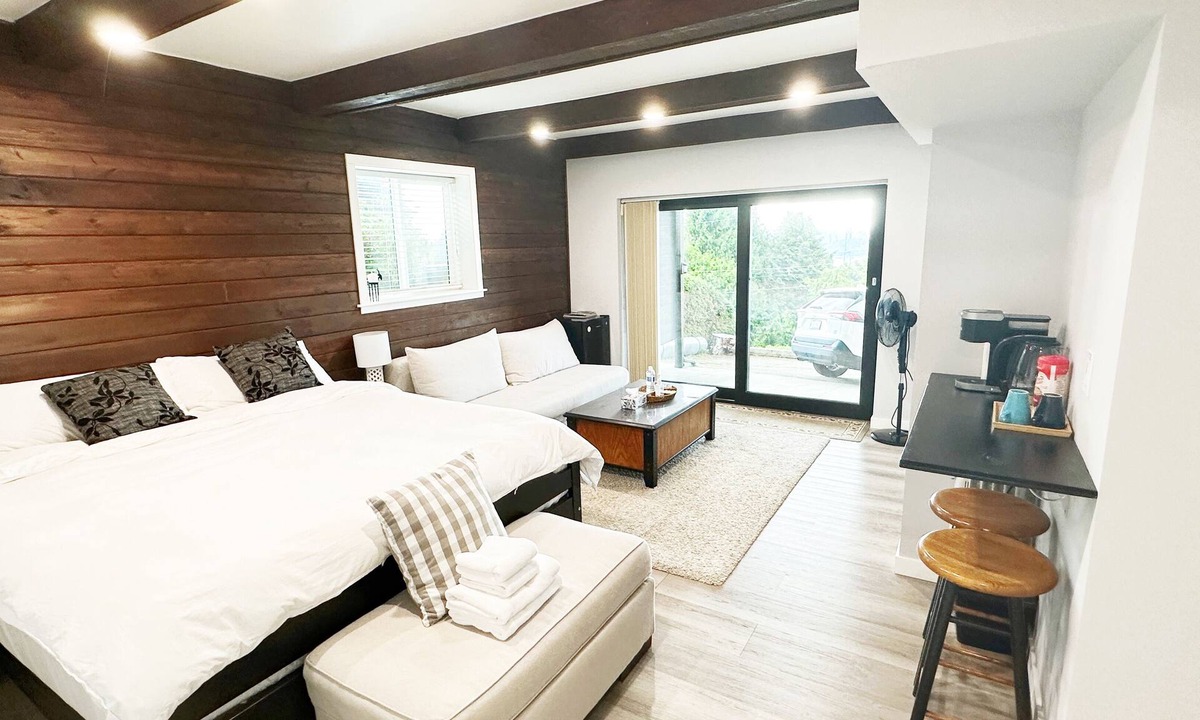 West Vancouver House | 1BR Private Suite · West Vancouver · Landmark View · Prime Location