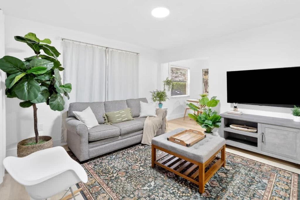 Eastern Shores Apartment | 1BR Sunny Isles Getaway with Parking