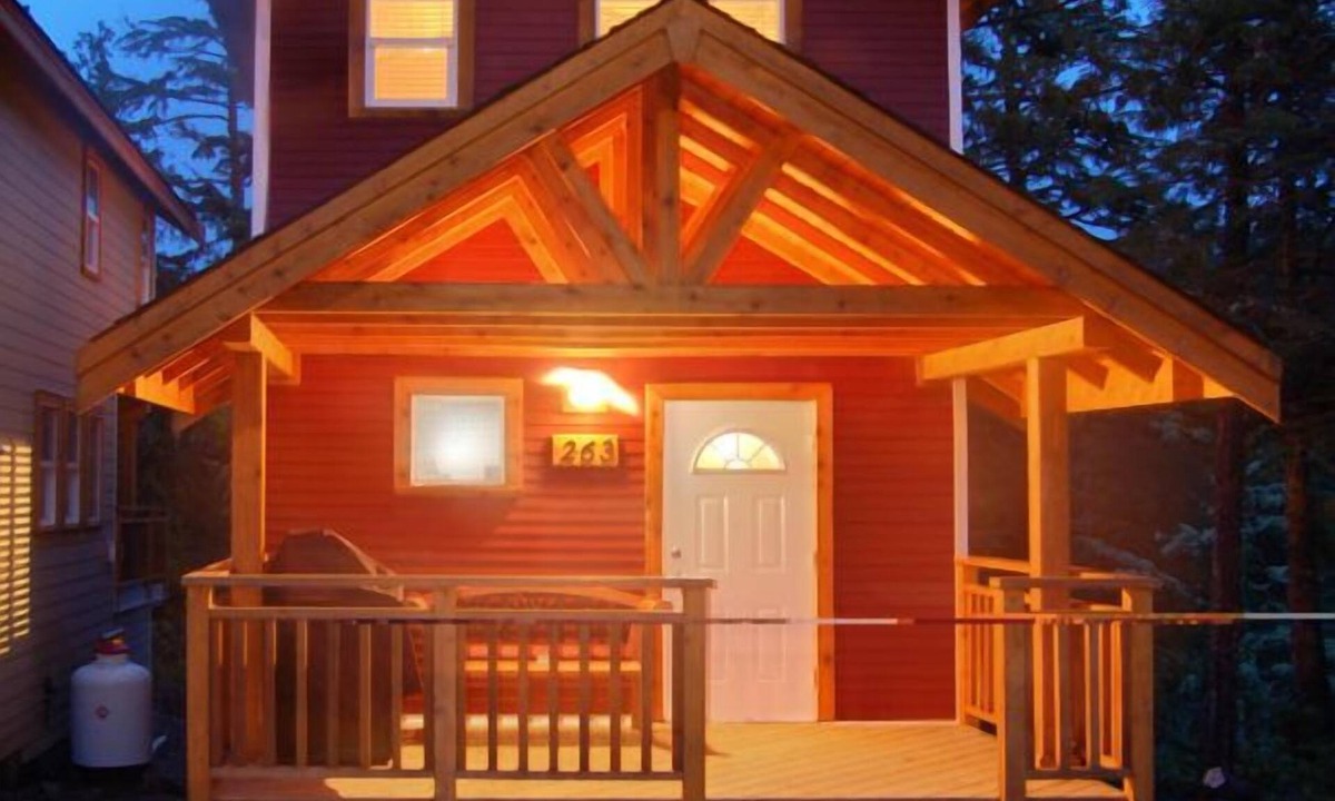 Ucluelet Cottage | 2 Bedroom F - Cozy Two Level Waterfront Cottage with Seasonal Hot Tub/Walking Distance to Beaches
