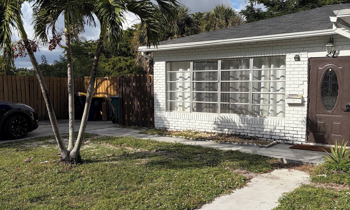 Dania Beach House | 2-bedroom house in wonderful Dania Beach with cool AC