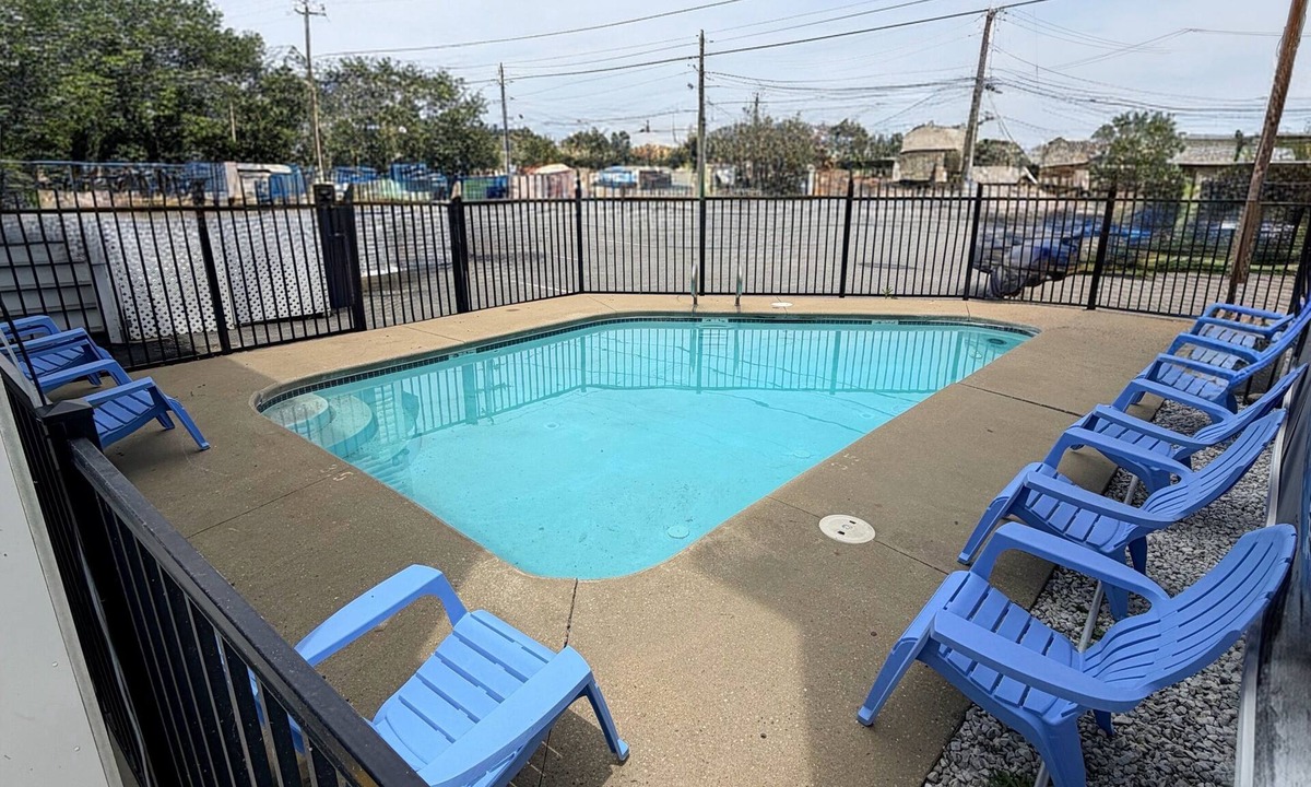 Hampton Apartment | 2 bedrooms with shared pool. apt3