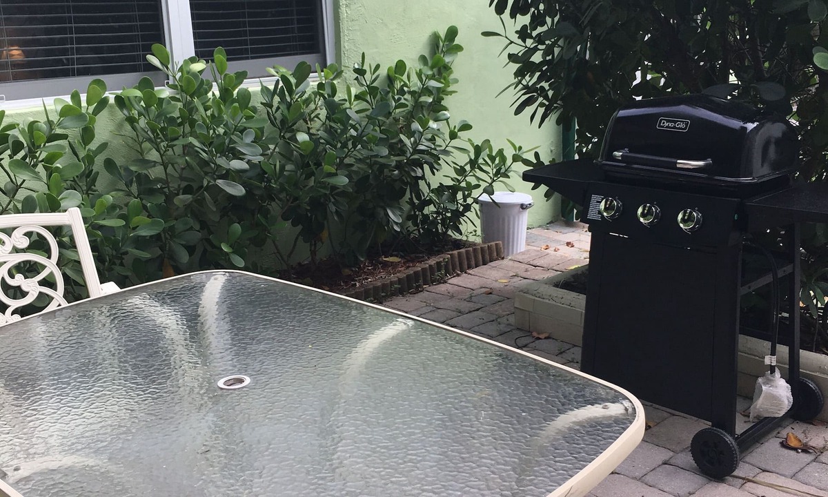 West Palm Beach Cottage | 2 Blocks from Intercoastal Waterway & minutes to beaches !