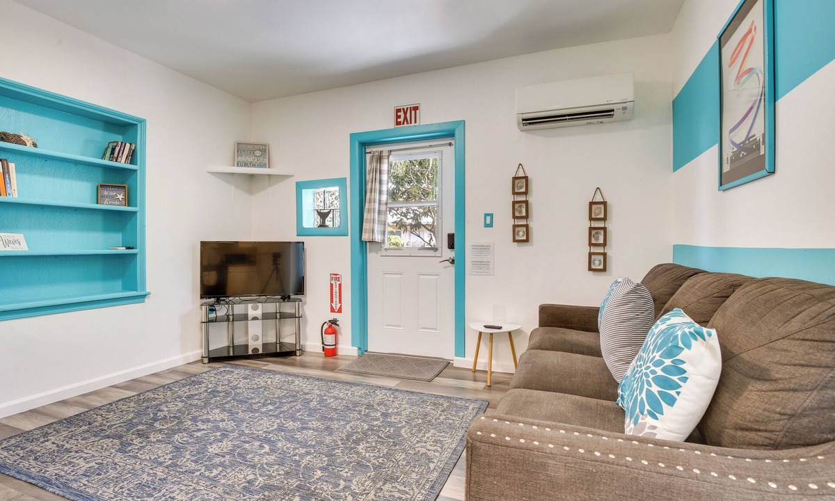 Royal Poinciana Cottage | 2 Mi to Ocean: Hollywood Beach Bungalow w/Patio