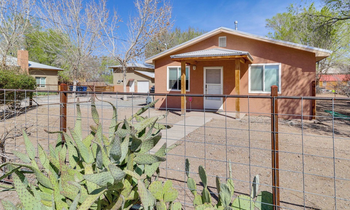 Los Duranes House | 2 Mi to Old Town ABQ! Cozy Desert Retreat