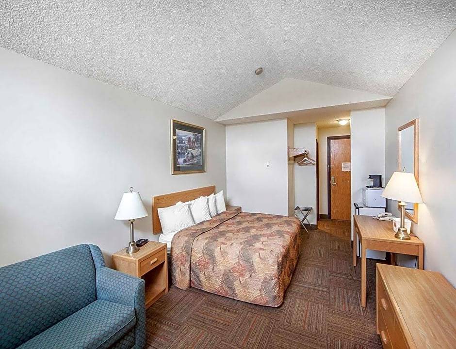 Hinton Hotel | 2-Star Hotel ∙ Econolodge Inn and Suites