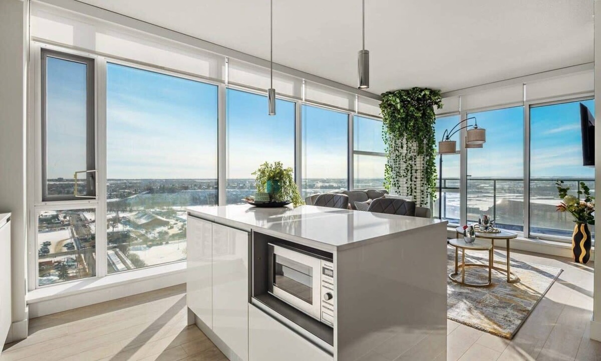 Victoria Park Condo | 20th FL! Downtown - FREE Banff Pass, Parking, Wine!