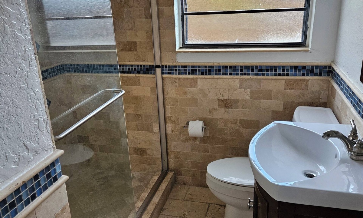 Palm Beach Shores Hotel | 211 Standard Single Room in a waterfront hotel in Singer Island, FL