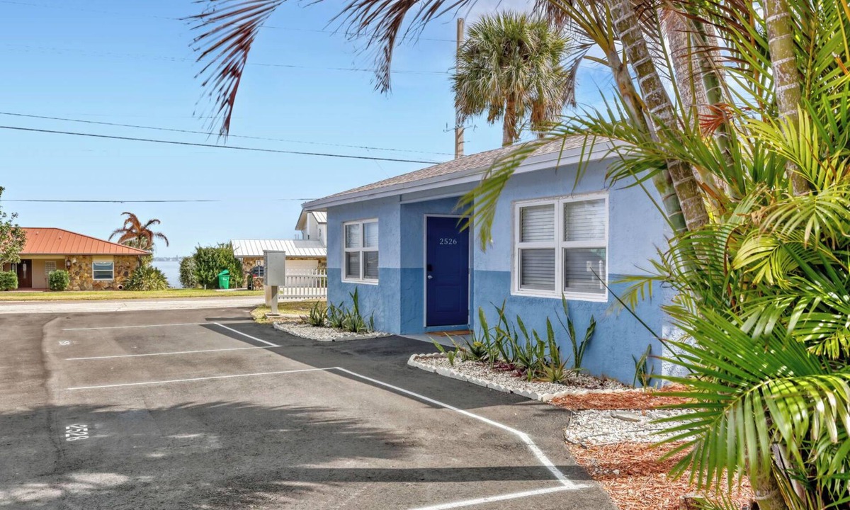 Tropic Apartment | 2526 Modern Studio in Historic Area