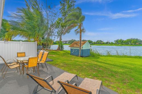 Davie House | 2BR Lakeside Getaway - Peaceful Waterfront Stay