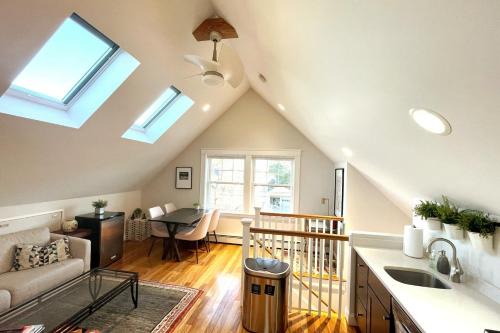 Arlington House | 2BR Suite - Bright - Modern - Central AC - Parking