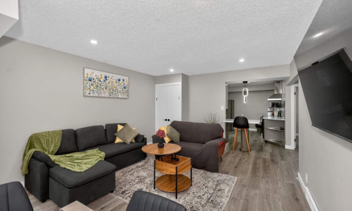 Highland Park House | 2BR Suite Near YYC Airport & Downtown - 4324 – UP