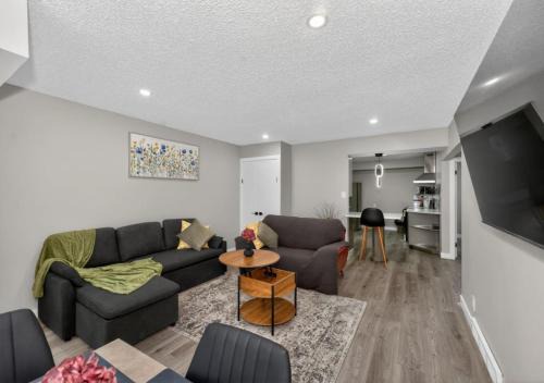 Highland Park House | 2BR Suite Near YYC Airport and Downtown 4324 UP