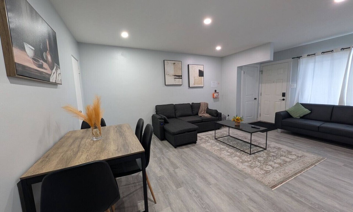 Highland Park House | 2BR Vacation Rental Close to UofC, SAIT, Hospital, Calgary Airport & Downtown | Sleeps 6 - 4408 – UP
