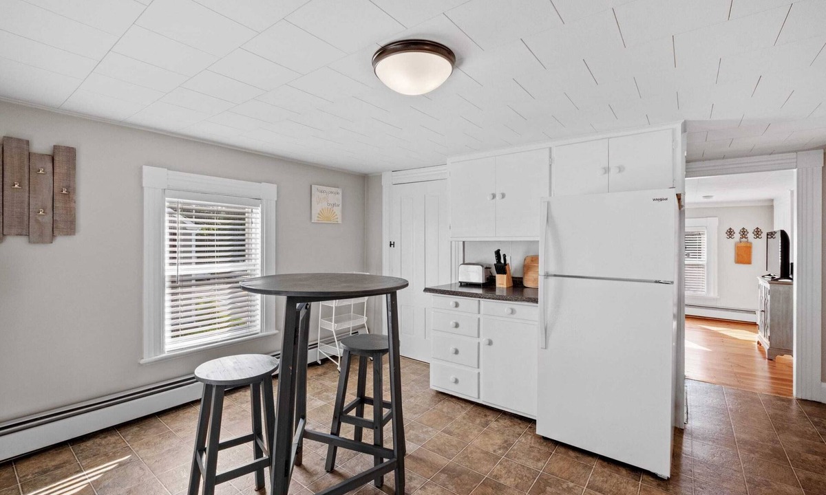 Exeter Apartment | 2nd Flr Large 1 Bed - Short to Midterm Rental