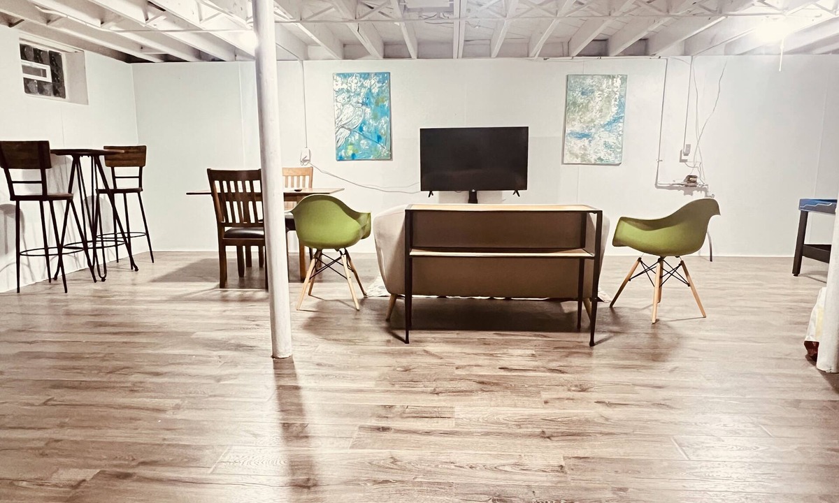 Cleveland House | 3 Bdrm, Sleeps 7, Pack n Play, Big TVs, Wifi