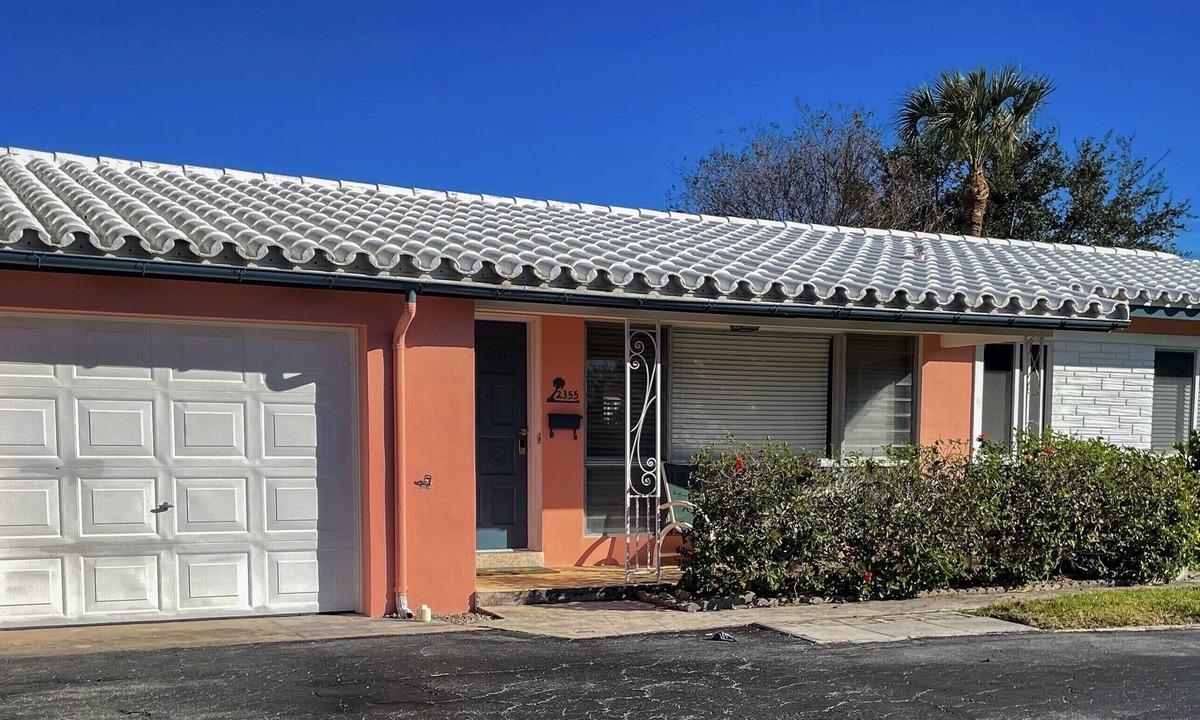 Harbor Village House | 3 bed villa. Walk to grocery, restaurants, beach. Hot tub and more…