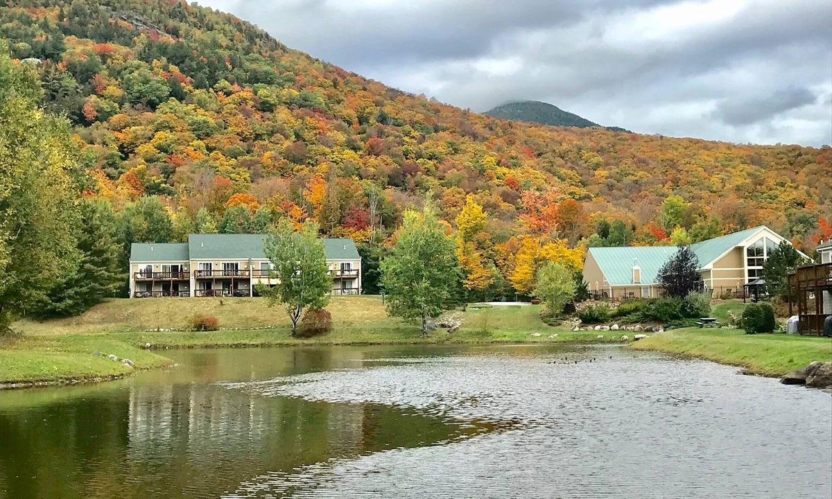 Lincoln Condo | 3 Bedroom 2 Bath Unit Overlooking Pond & Closest to Pools & Sports Club!
