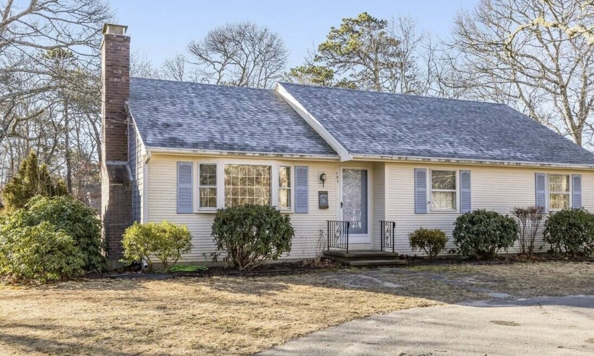North Eastham House | 3-bedroom Cape Cod ranch just steps to private beach or Cooks Brook public beach