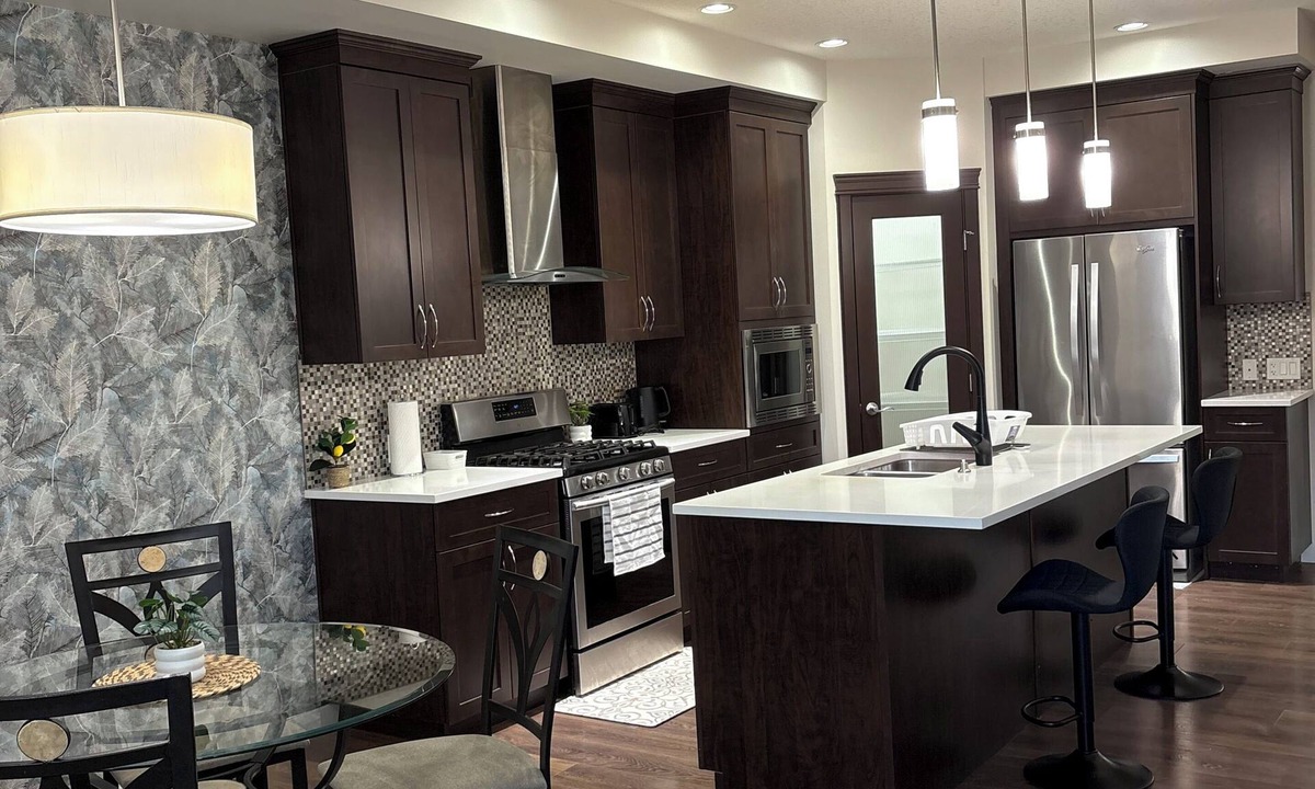 Calgary House | 3-bedroom house in pleasant Calgary with cool AC for relaxing stays