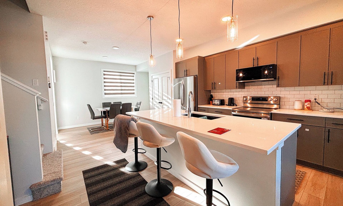 Leduc House | 3 bedroom + office full house in the heart of Southfork Leduc