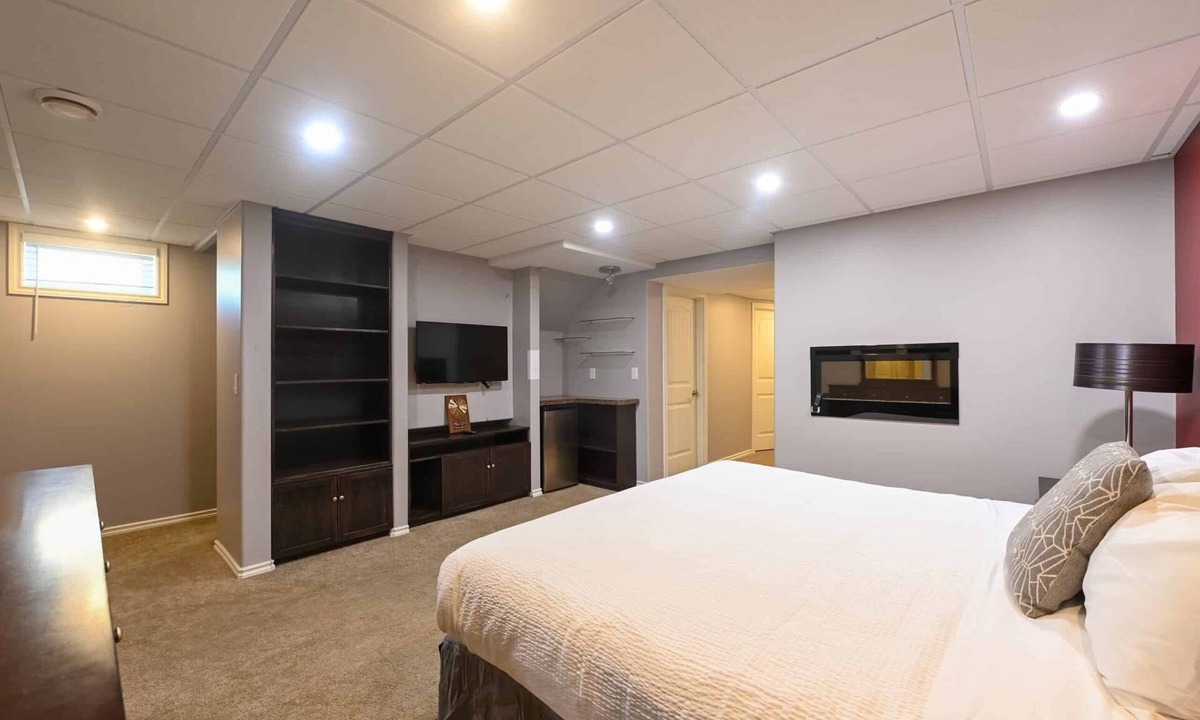 Saskatoon House | 3-bedroom townhome in beautiful Saskatoon with AC and gym membershheeep