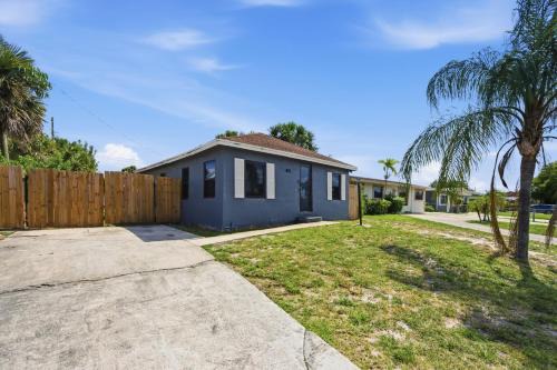 Riviera Beach Villa | 3 bedrooms 1 bathroom Entire Beach Side House