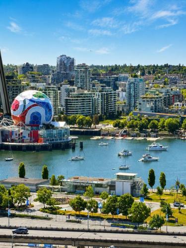 Crosstown Apartment | 3-Bedrooms premium apartemnt with stunning 180 water, mountain and city view Pool Hot Tub and Gym Heart of Downtown Skytrain 3mins walk to NEARBY STADIUM
