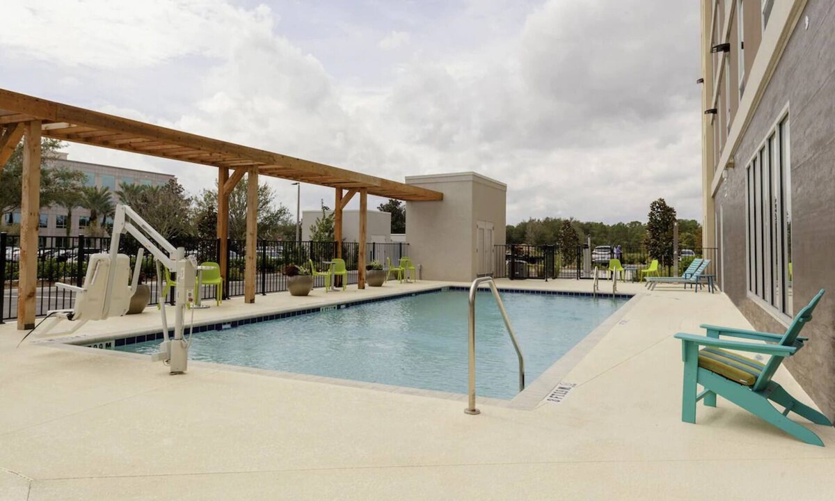 West Palm Beach Hotel | 3 Bright King Studios w/BBQ & Breakfast, 4mi Cox Science Aquarium WPB Area