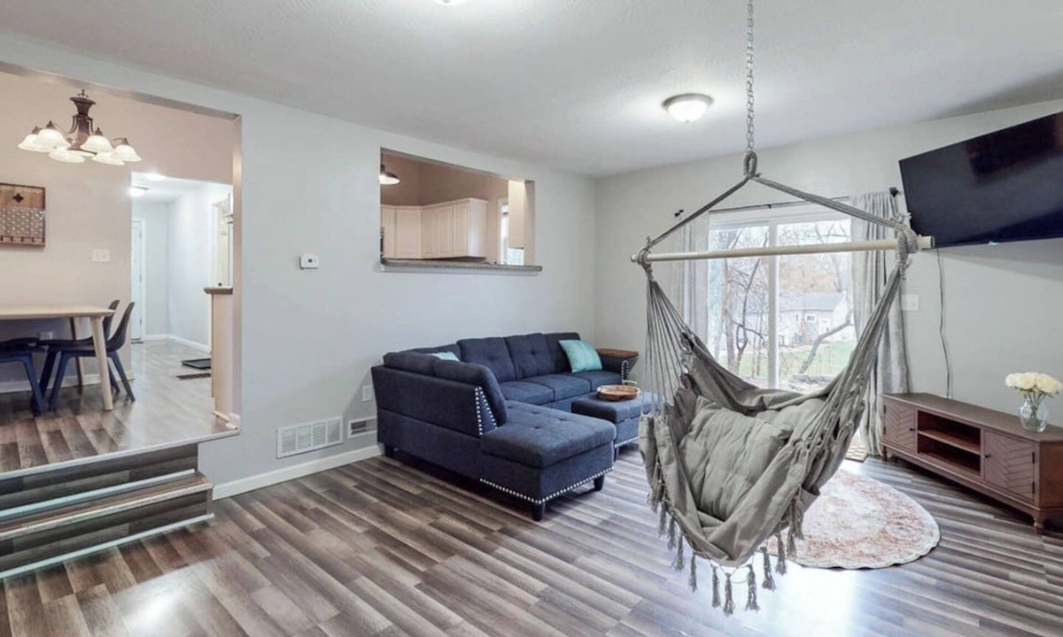 Cuyahoga Falls House | 3 BRM Quiet Retreat Near Blossom
