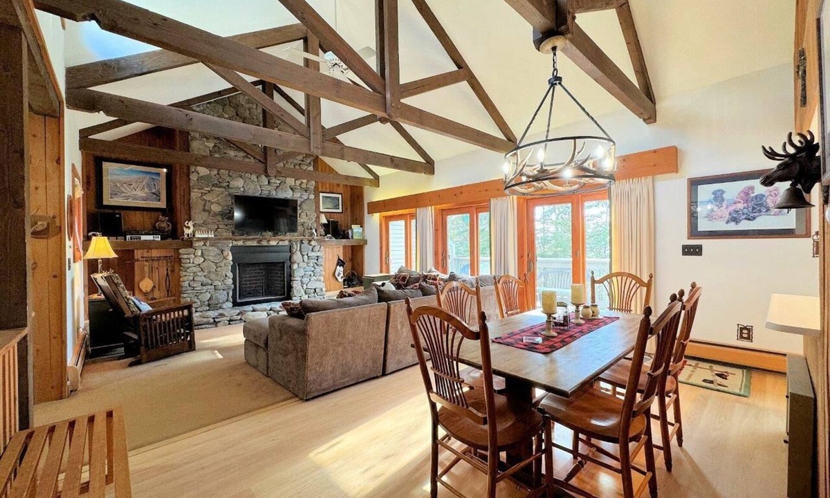 Bromley Mountain Condo | 3-Level End unit Townhouse in Bromley's Clovers