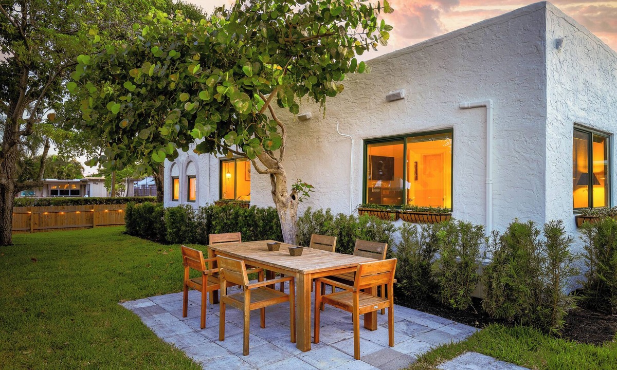 Parker Ridge House | 3 Mi to Norton Museum of Art: Spanish Revival Gem