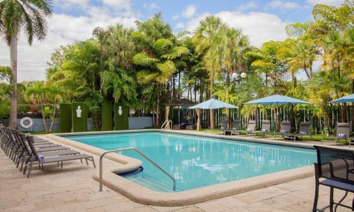 Flagami Hotel | 3 Modern Units with Outdoor Pool, Airport Shuttle | Pet-friendly