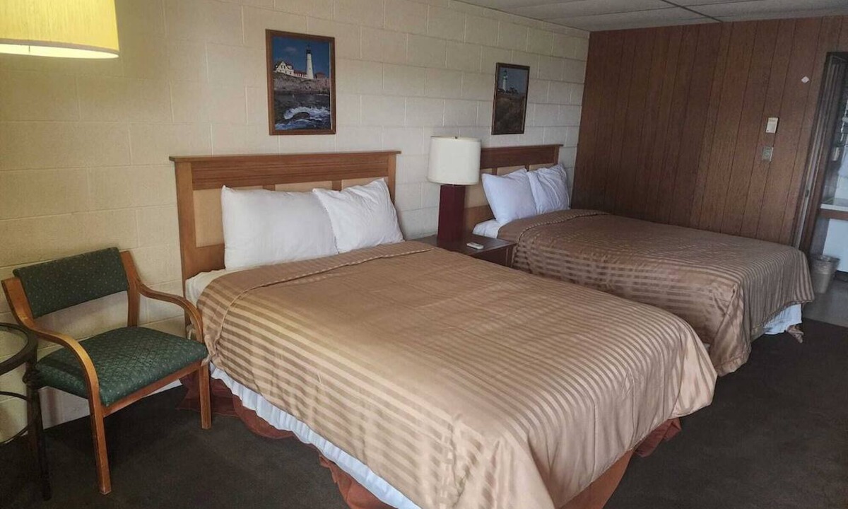 Quinter Hotel | 3 Relaxing Rooms with 2 Queen Beds Perfect for Pet Owners - Free Parking!