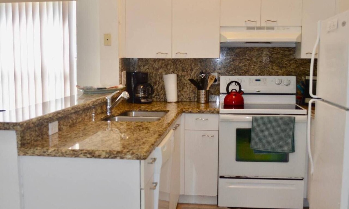 Mission Bay Apartment | 320D - Boca Retreat w/Pool, Parking, Near Evert Tennis & Shops