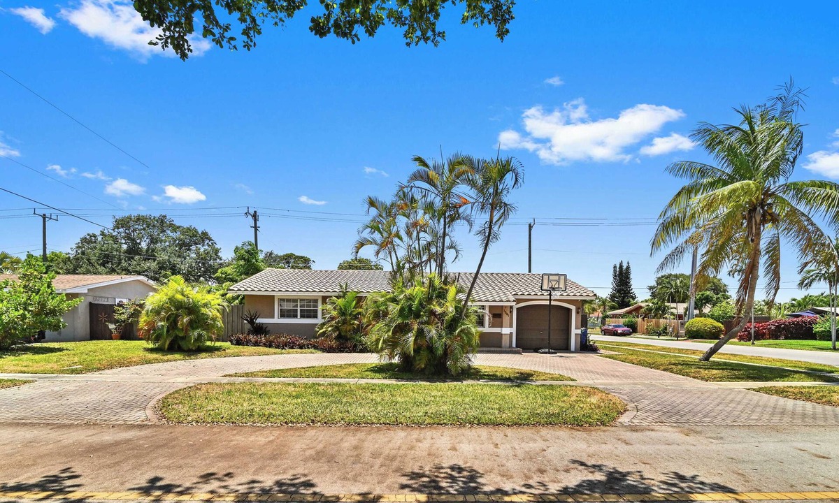 Deerfield Beach House | 3BD Deerfield Beach with Heated Pool and Yard Games