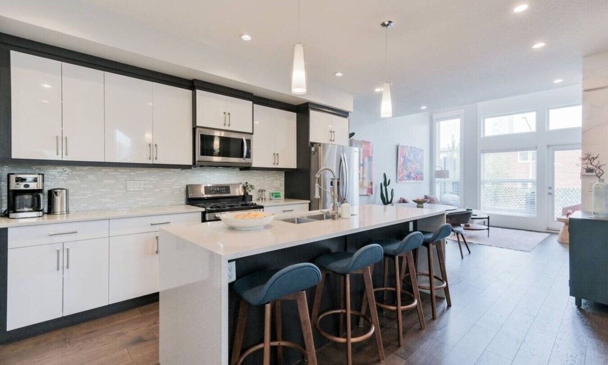 Sunalta Villa | 3BR | Garage | DT Views | Central | Lux Townhome