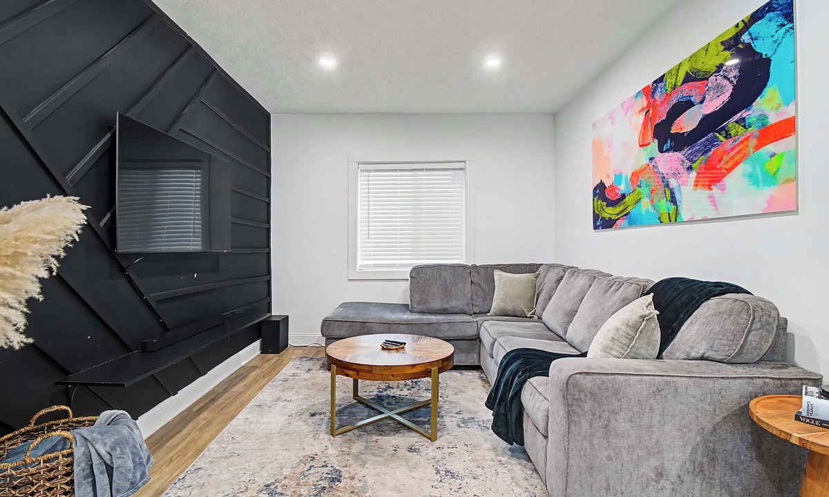 Ohio City House | 3BR Pet-Friendly Retreat Near DT + Hot Tub