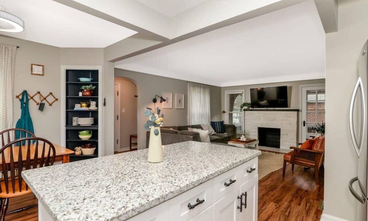 Independence House | 3BR Retreat Near Cleveland | Sunroom w/Ping-Pong