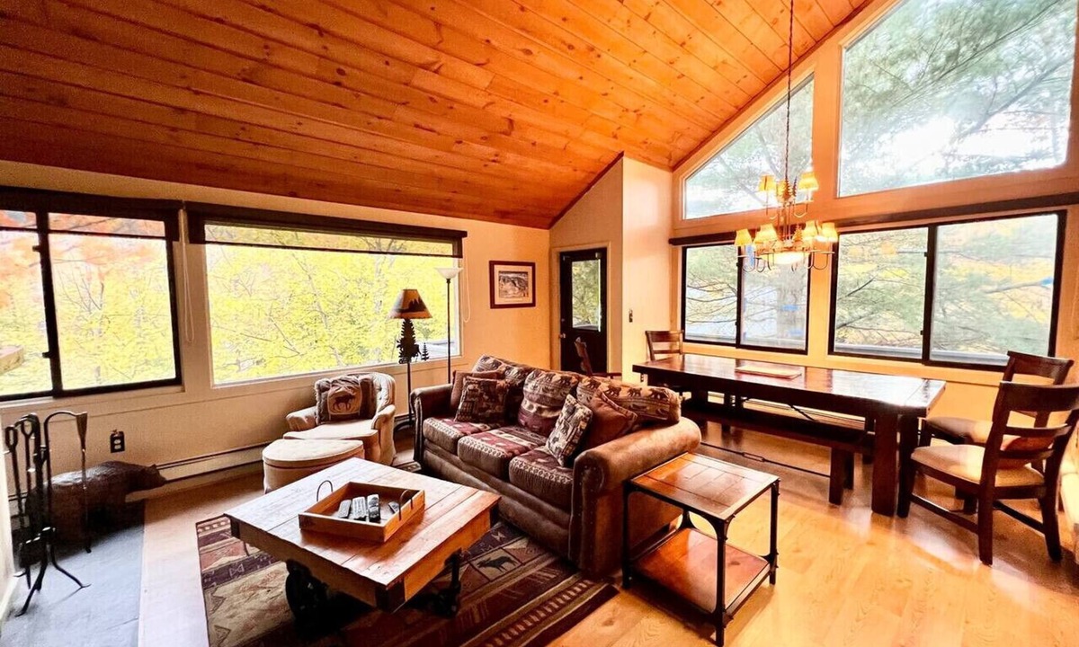 Lincoln Villa | 3BR Townhouse Sleeps 7 | Private Deck | Across from Loon | Pool & Hot Tub