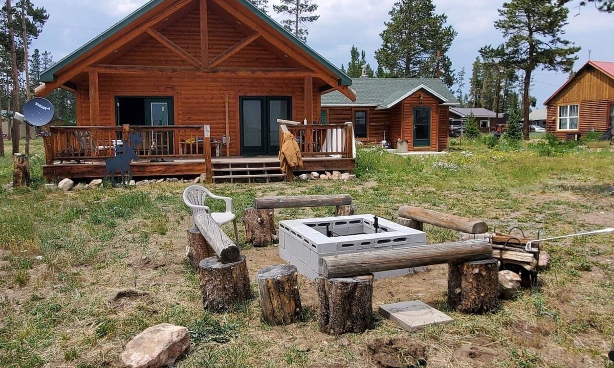 Foxpark Cabin | 4 Bedroom Cabin with Starlink Wifi-5 minute ride to main trails RZR/Snowmobile!